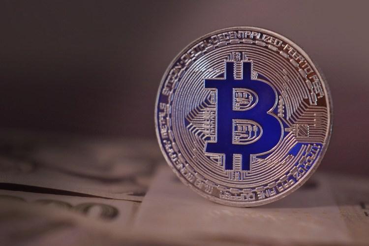 随着美国国债持有量下降，Tether大胆调整储备结构，转向比特币和黄金。